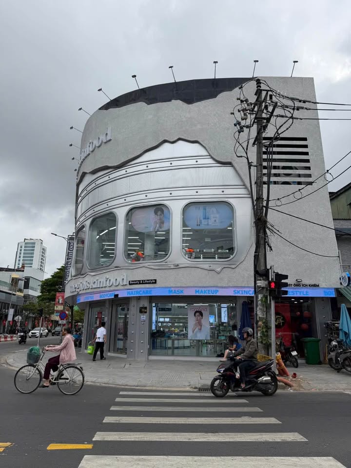 Nha pho Le Duan Da Nang 146m2 165tr/thang - Mat tien KD