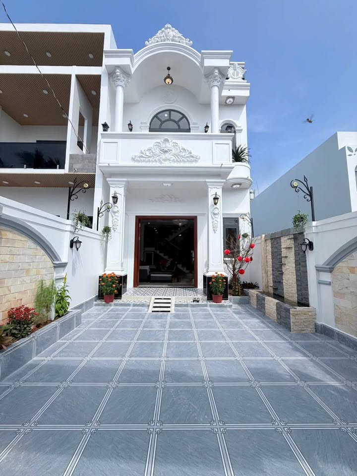 Nhà Phố Long Hòa A - Full Nội Thất Cao Cấp - 4PN - 2.76 Tỷ TL