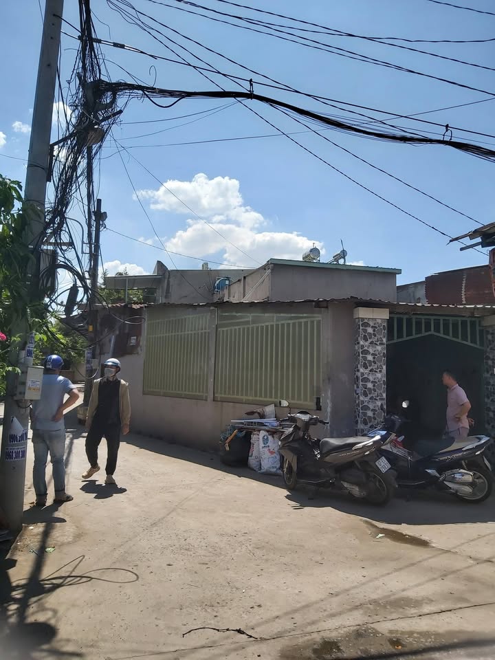 Nhà Thới An Quận 12 - Hẻm Xe Hơi, Sân Rộng, 3PN - Giá 5.1 Triệu/Tháng