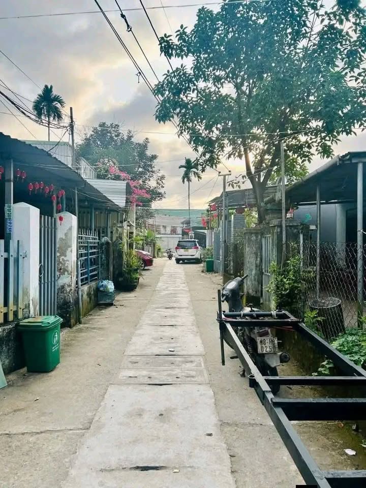 Bán nhà Hòa Sơn Hòa Vang 120m² giá 2 tỷ - Sổ hồng sẵn sân ô tô rộng