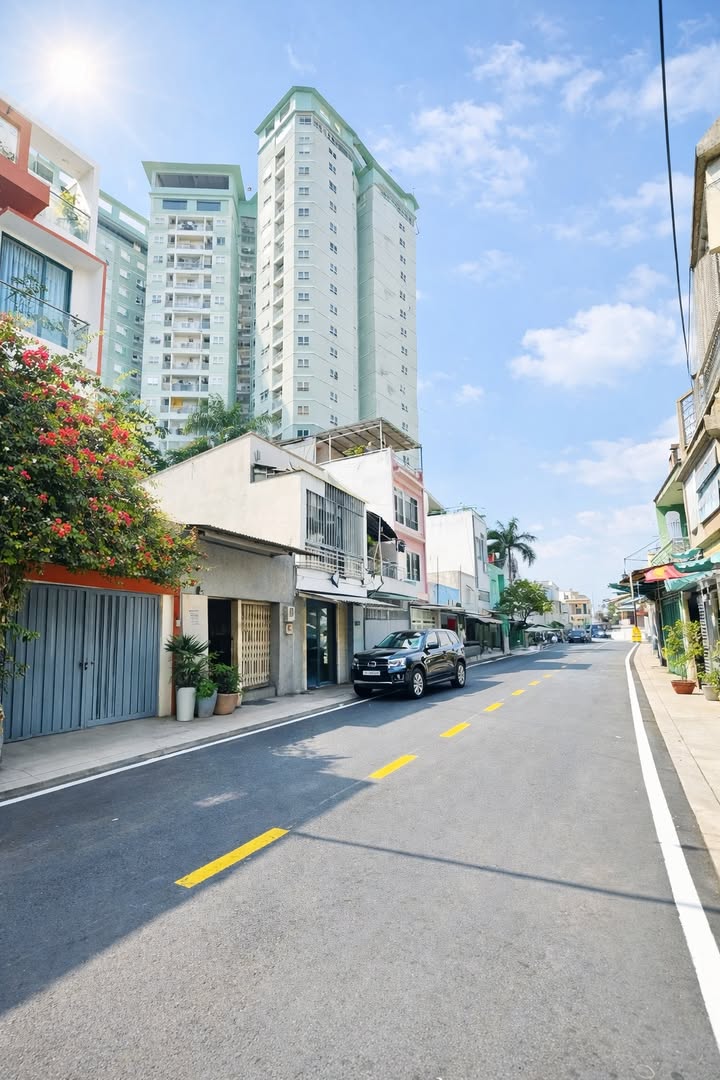 Nhà phố Tân Phú đường 10m 72m² giá 10.68 tỷ - Ô tô vào tận nhà!