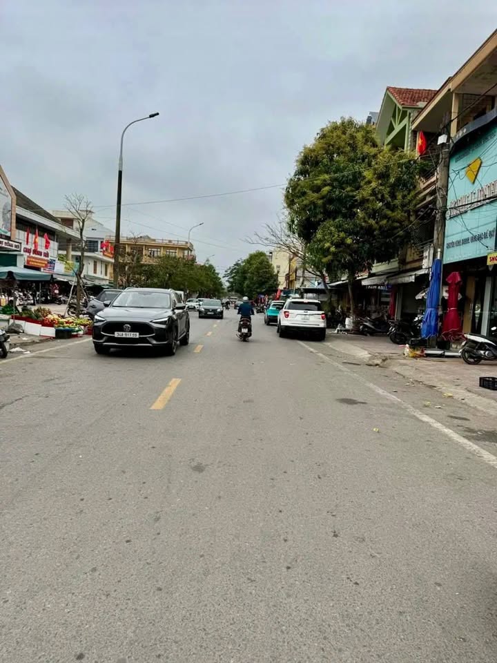 Nhà Phố Đường Mẹ Suốt Đồng Hới 15 Triệu/Tháng - Mặt Tiền Kinh Doanh Đắc Địa!