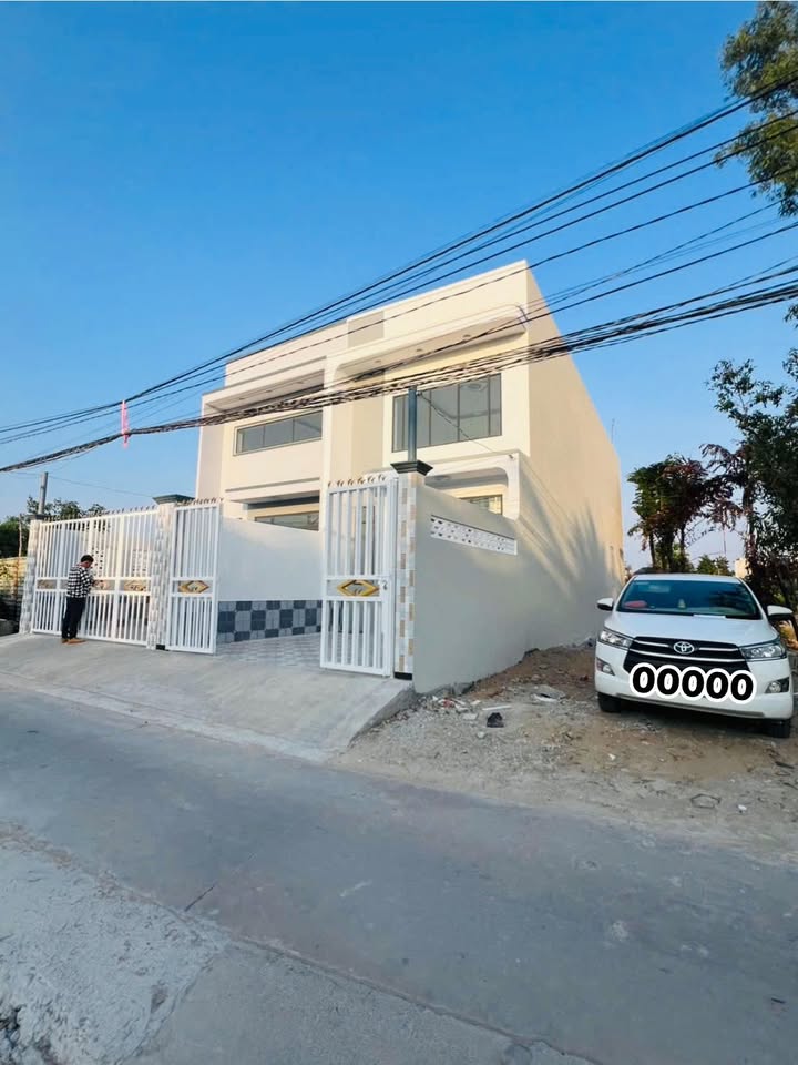 Nhà 100m² Bến Lức - Sổ Hồng Riêng, Giá 2.15 Tỷ, Xe Hơi Thoải Mái