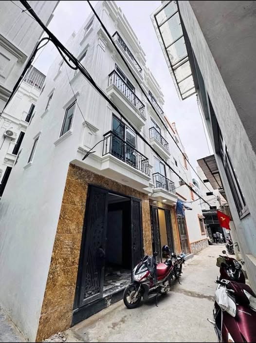 Nhà Riêng Phố Hoàng Liên 30m² 5 Tầng - Vị Trí Đẹp, Sổ Đỏ Sẵn!