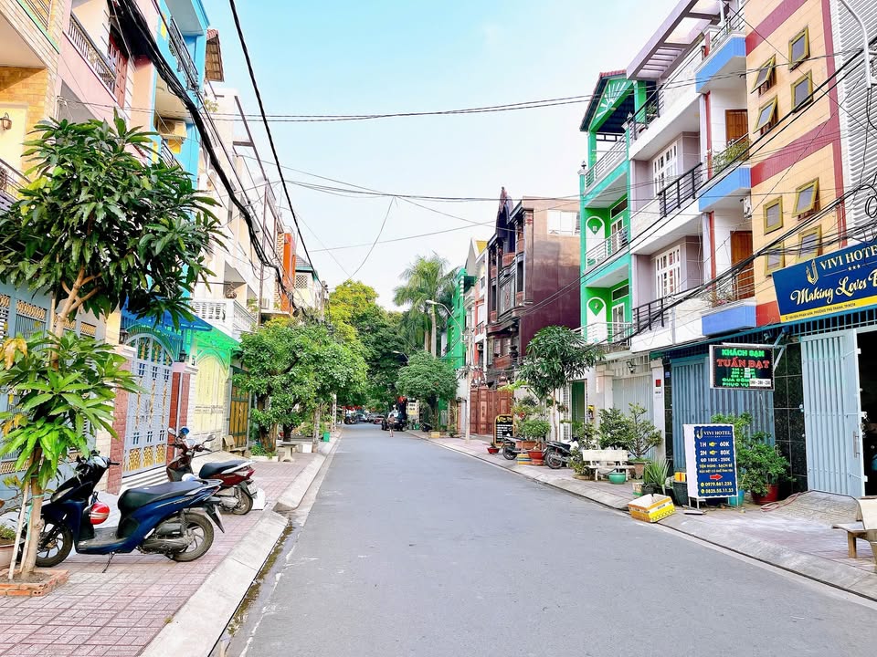 Nhà 180m² Mặt Tiền Tô Hiệu, Tân Phú - Giá 22.8 Tỷ, Xây Biệt Thự/CHDV