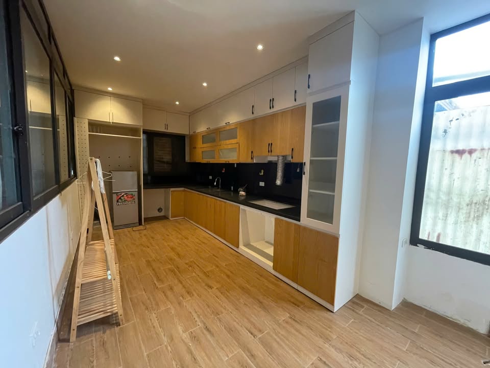 Cho thuê căn hộ 80m² Đống Đa - 3PN, mặt phố Đê La Thành, view thoáng