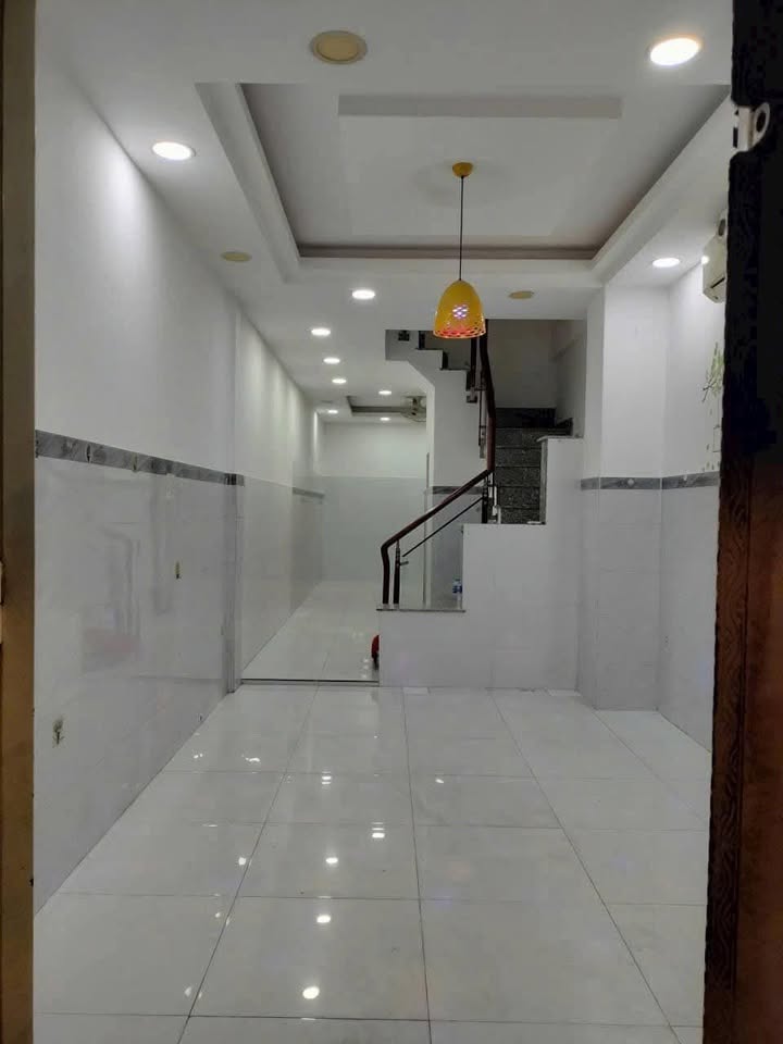 Nhà 36m² Lạc Long Quân, Quận 11 - 3PN, 2 Lầu, Giá 12 Tỷ