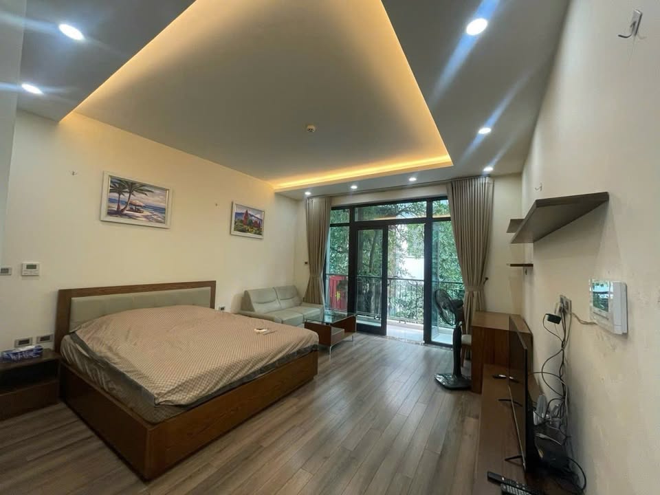 Cho thuê Studio 40m² mặt phố Châu Long, Ba Đình - Full nội thất, sẵn ở ngay!