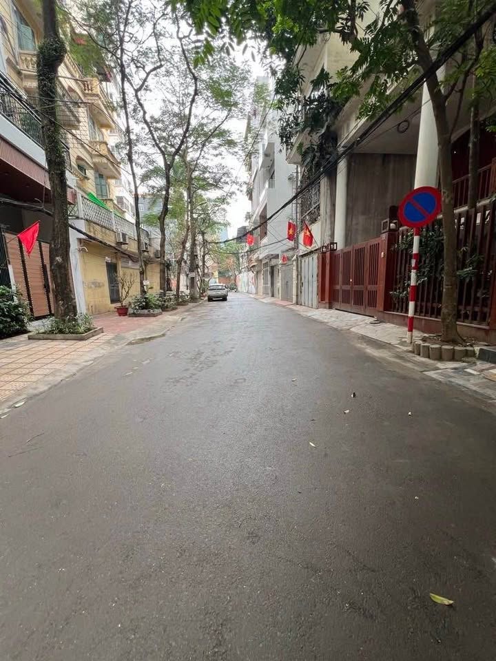 Nhà phố Hoàng Cầu, Đống Đa 65m² - Mặt tiền kinh doanh, ô tô tránh!