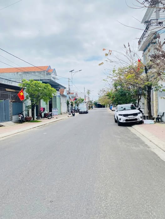 Nhà Mặt Tiền Kinh Doanh Vạn Ninh 100m² - Giá 2.x Tỷ, Hướng Đông Nam Mát Mẻ