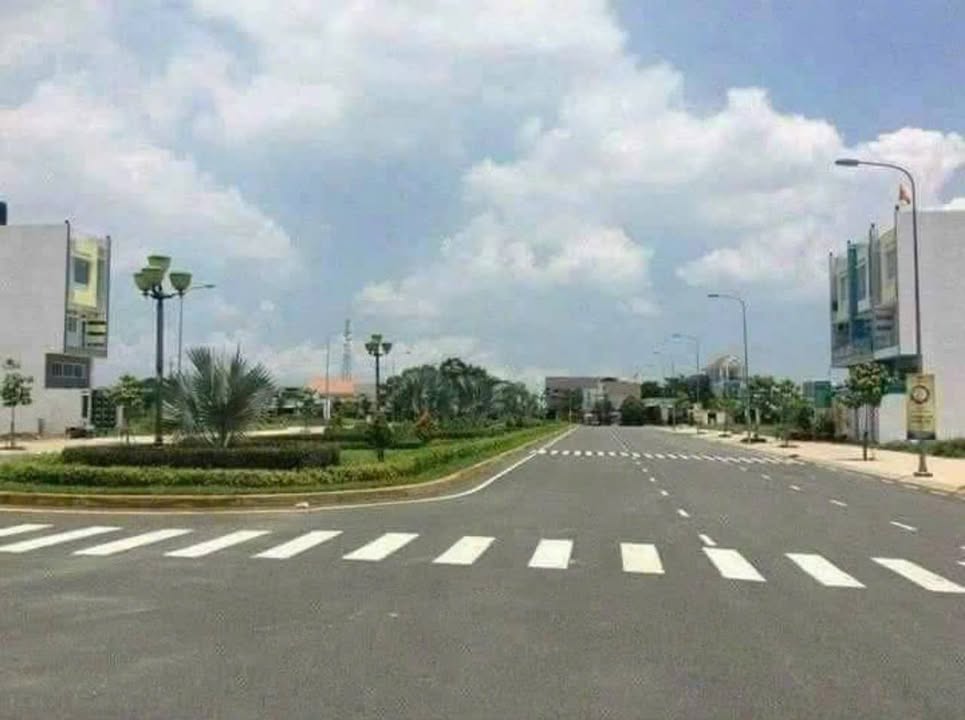 Đất nền đối diện TTTM Bến Lức - 240m² - Giá 9 tỷ - Kinh doanh đắc lợi