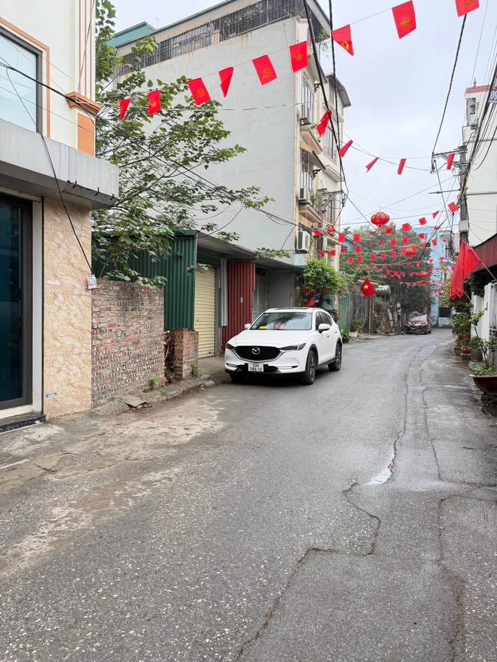 Nhà 5 Tầng Nguyễn Văn Linh, Long Biên - 2208m² Sổ Đỏ, Ô Tô Tránh