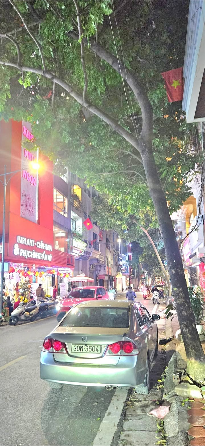 Nhà Phố Hoàng Cầu 60m² 29.5 tỷ - Mặt tiền kinh doanh đắc địa!