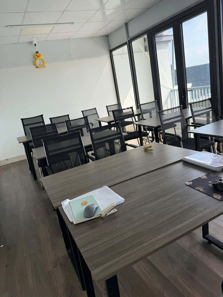 Cho thuê tầng Monbay Hạ Long 90m² - Giá 8 Triệu/Tháng - Ban công thoáng