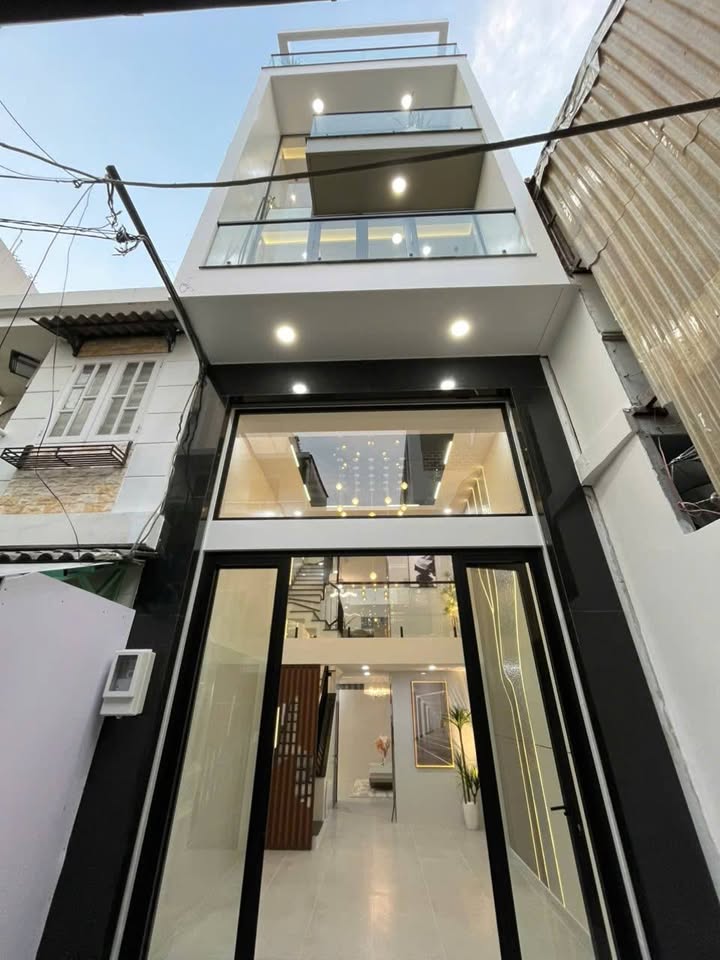 Nhà riêng Lạc Long Quân Q11 - 41m² có thang máy, sẵn sàng ở ngay!