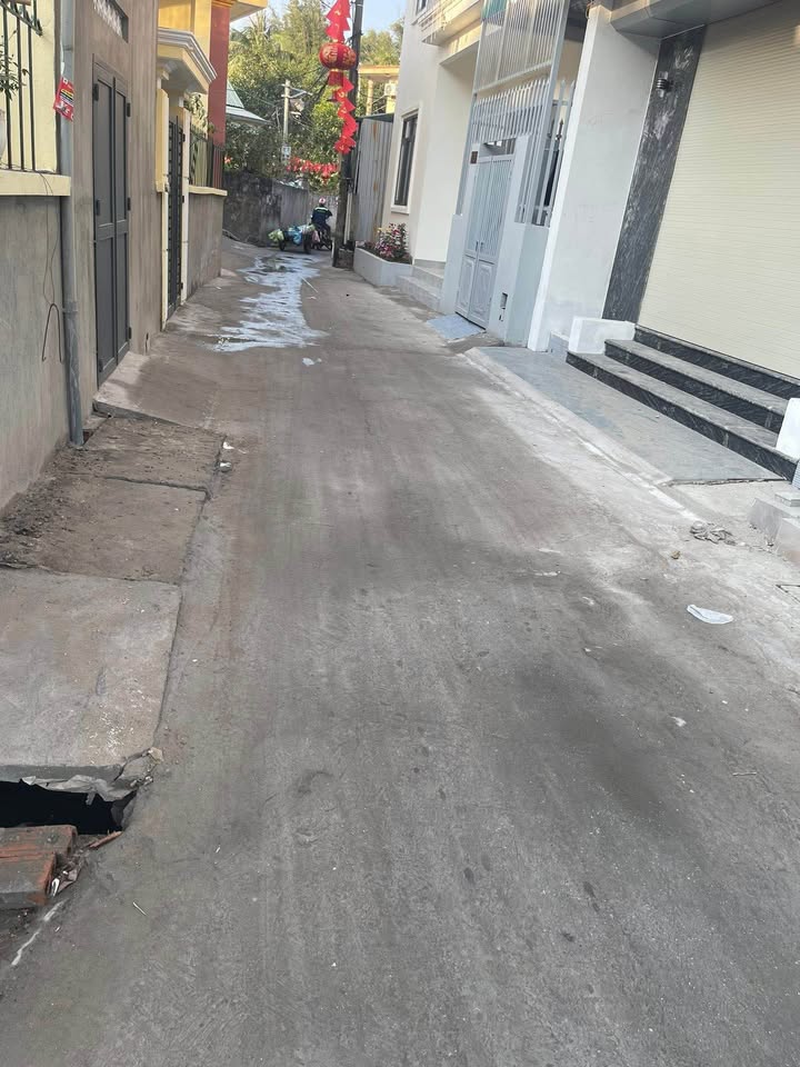 Bán Nhà 3 Tầng Ngõ 10 Cao Xanh, Hạ Long - 140m² Sổ Đỏ