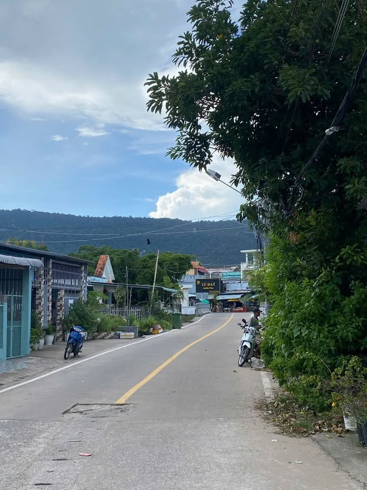 Nhà Mặt Tiền Kinh Doanh, Giáp Biển Hàm Ninh 286m² - Giá Ngộp 4.1 Tỷ