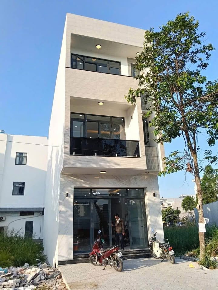 Cho thuê nhà 3 tầng mặt tiền đường D1 KDC Hồng Loan, Cần Thơ - 18 triệu/tháng