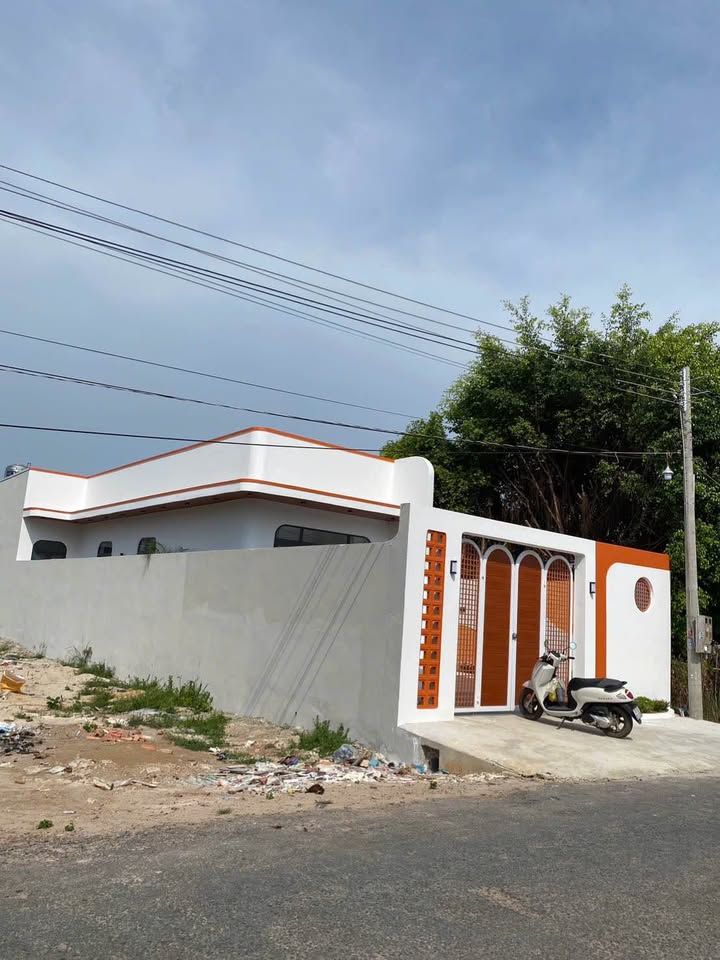 Nhà Sân Vườn Hiện Đại 193.8m² Hướng Đông - Gần Chợ Long Hải, 1.95 Tỷ