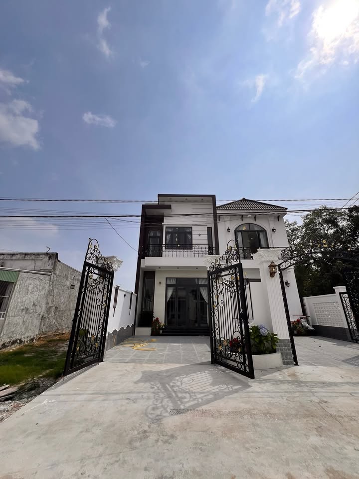 Nhà Lầu Hiện Đại 145m² 2 Mặt Tiền - Trung Tâm Hòa Thành, Tây Ninh