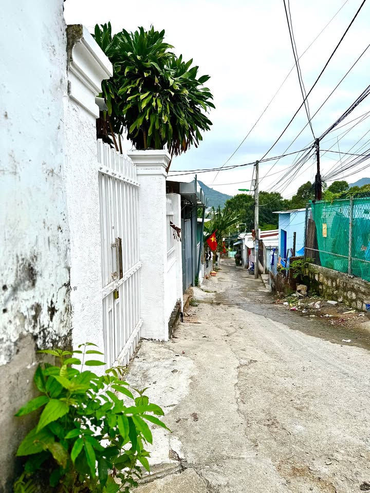 Nhà riêng Nha Trang 123m² giá 2.2 tỷ - Vị trí đẹp, sổ đỏ sẵn!