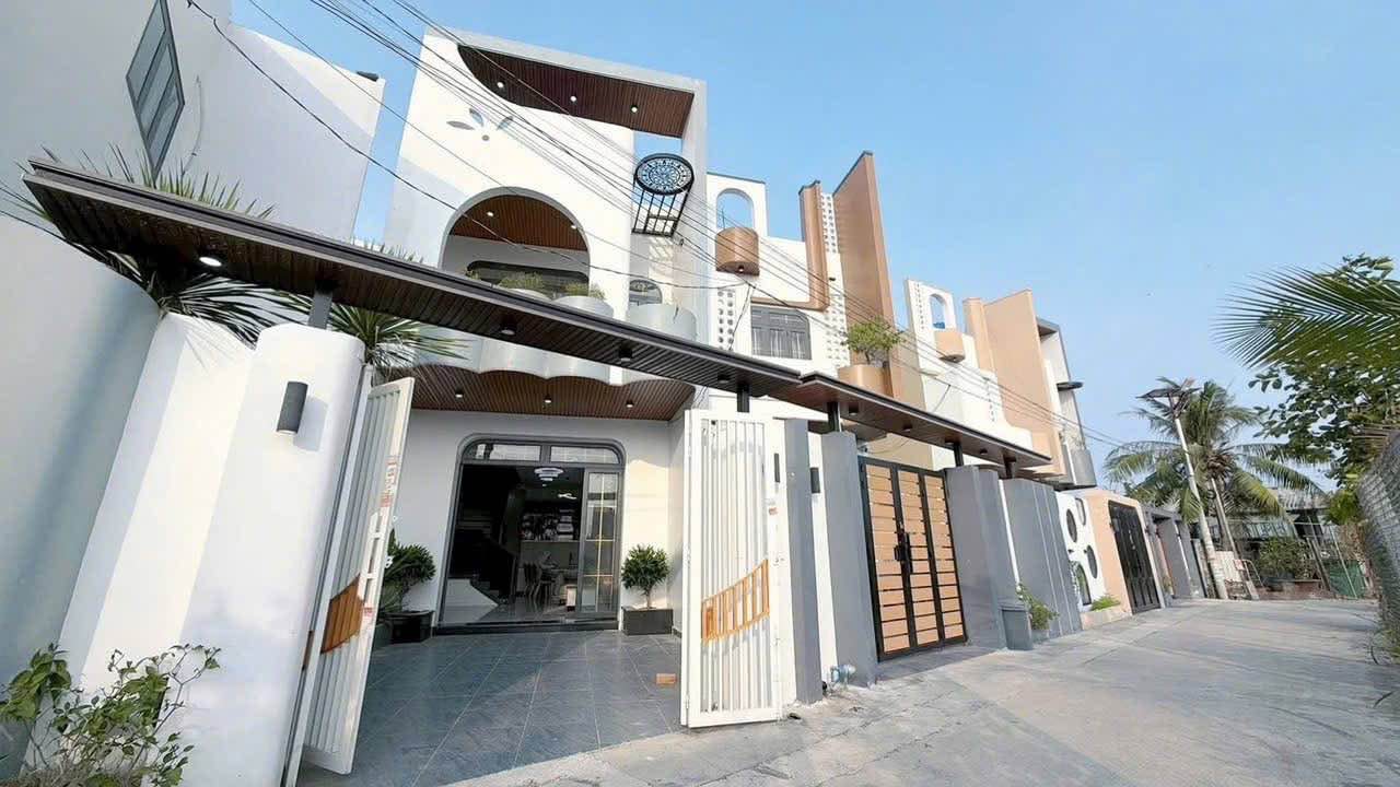 Nhà phố Cần Đước 104m² giá 2.55 tỷ - Nở hậu tài lộc sẵn sàng ở ngay!