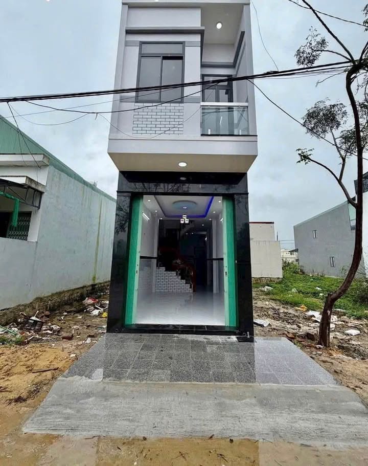 Nhà Mặt Tiền Chợ Dinh Quy Nhơn 49m² - Giá 2.35 Tỷ - 3 PN