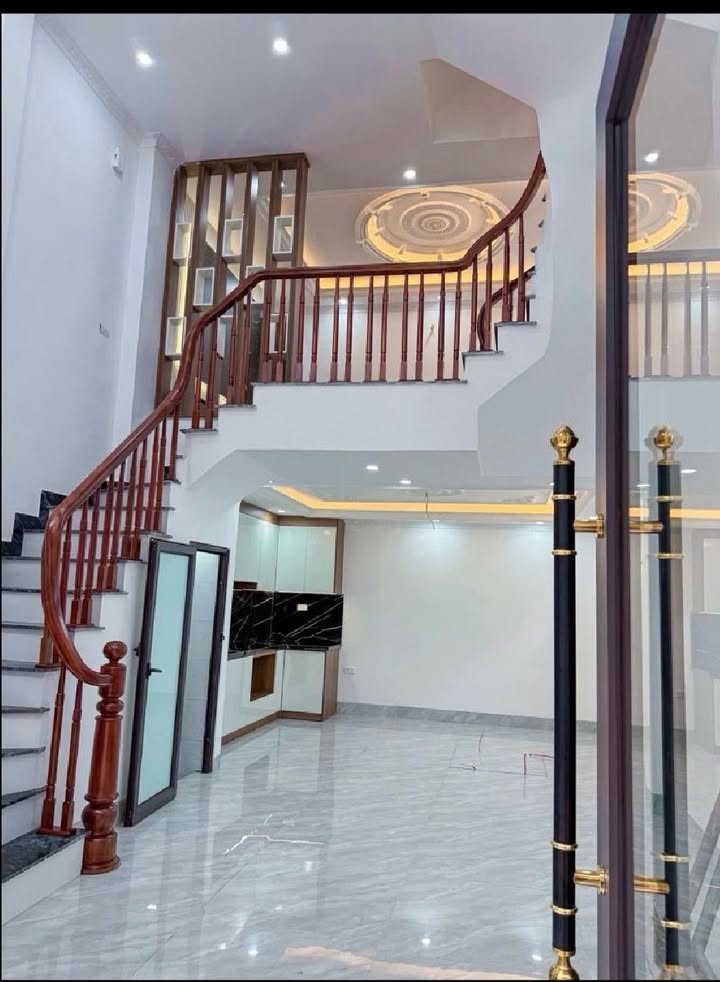 Nhà 5 tầng Ngũ Hiệp, Thanh Trì - 40m², Oto đỗ cửa, Sổ đỏ sẵn sàng