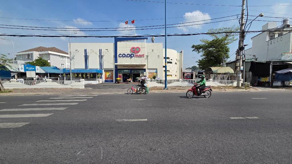 Nhà Mặt Tiền Kinh Doanh Đặng Thúc Vịnh, Hóc Môn - Góc 4 Tầng 180m², Ngang 10m - 13 Tỷ