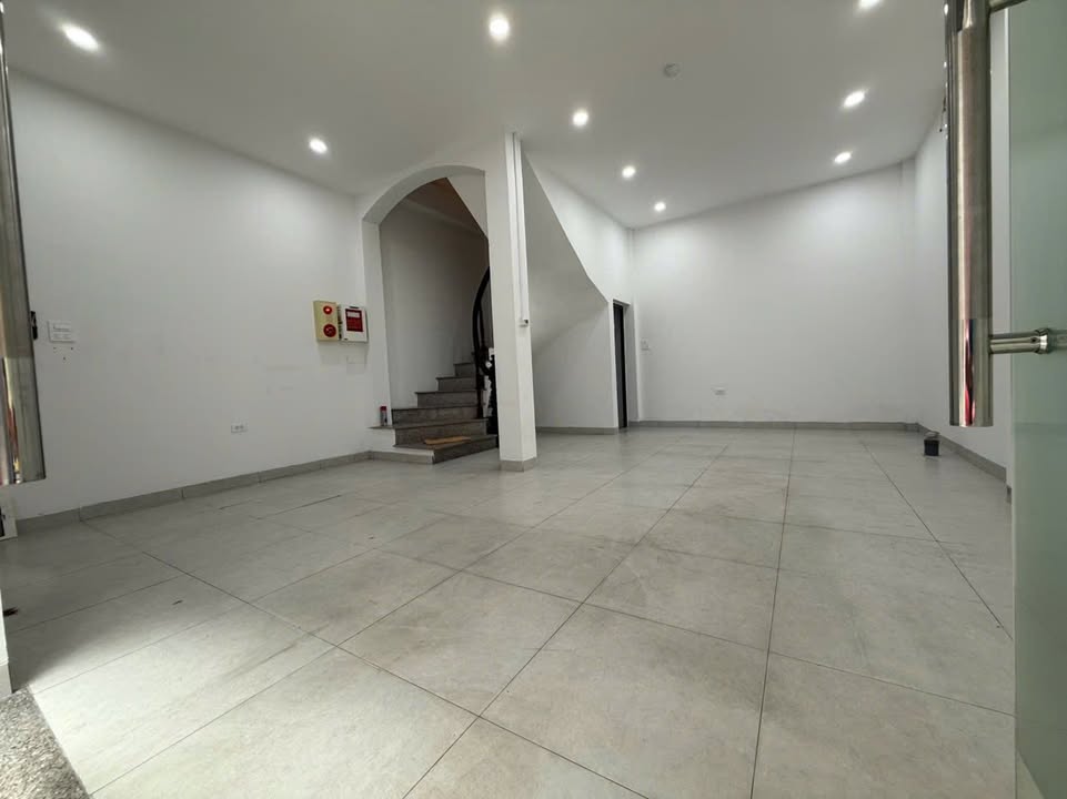 Nhà riêng Hoàng Quốc Việt 300m² Full nội thất – Sẵn sàng vào ở ngay!