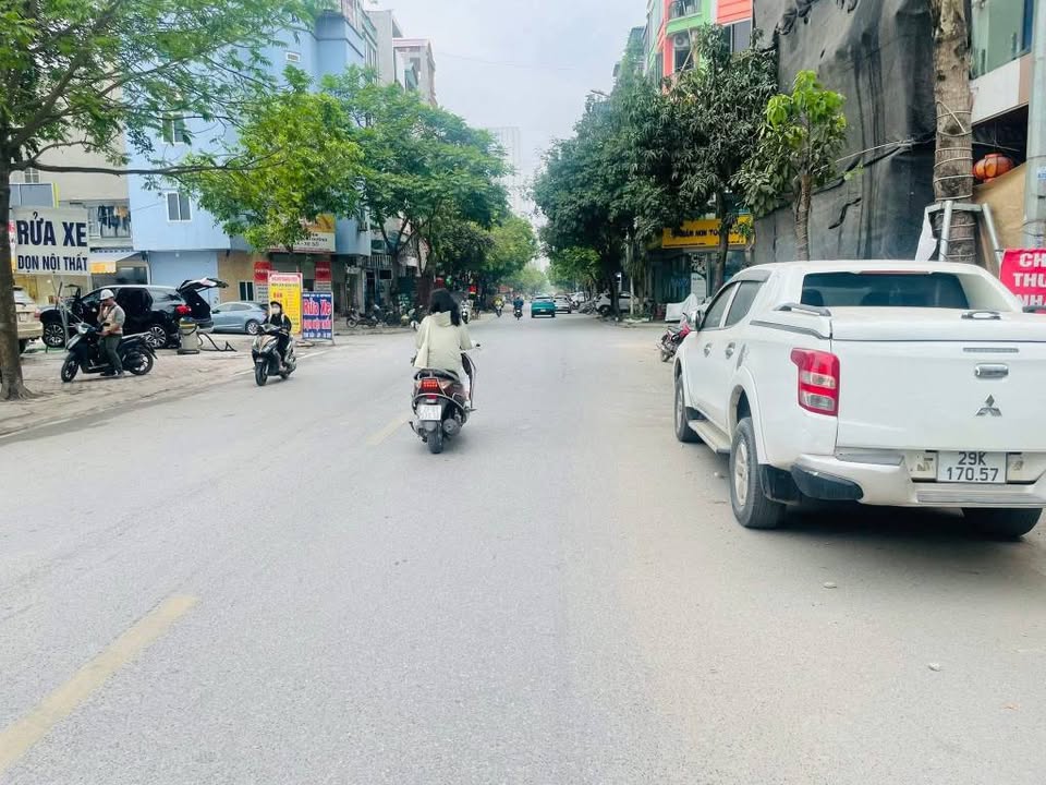 Nhà Phố Phố Hoàng Công 60m² - Mặt tiền kinh doanh đắc địa!