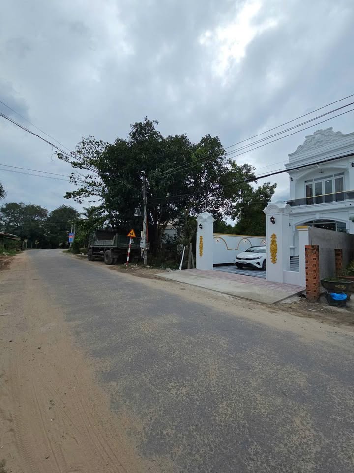 Nhà Lầu Đúc 180m² Hướng Đông - Kinh Doanh Sầm Uất Phường Ninh Thạnh, Tây Ninh