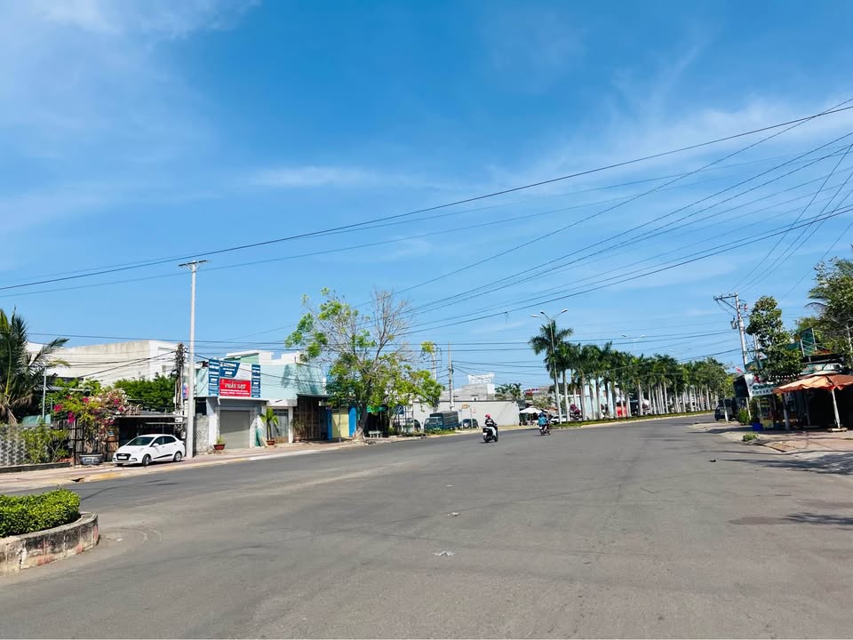 Nhà mặt tiền Lê Duẩn Phan Thiết 120m² giá 5.3 tỷ - Vị trí đắc địa!