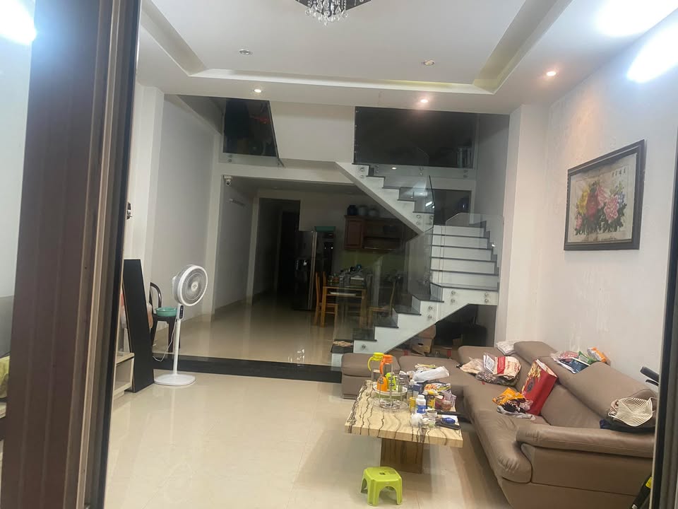 Thuê Nhà Hoàng Kế Viêm 3 Tầng - Vị Trí Vàng Kinh Doanh Đắc Địa!