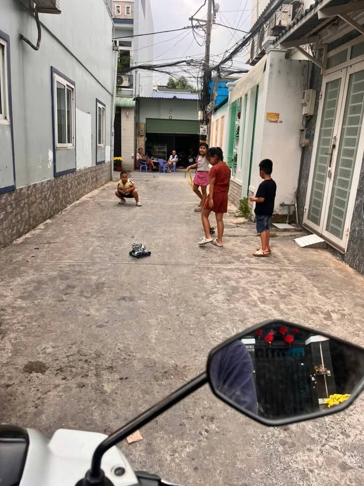 Nhà Sổ Chung Trung Tâm Q12 - 980 Triệu, 2PN, Xe Hơi Vào Nhà