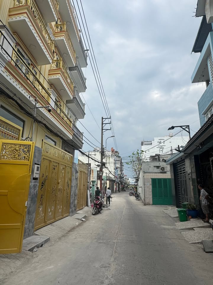 Nhà Lê Văn Quới Bình Tân 60m² - Ô tô vào tận nhà, thang máy hiện đại!