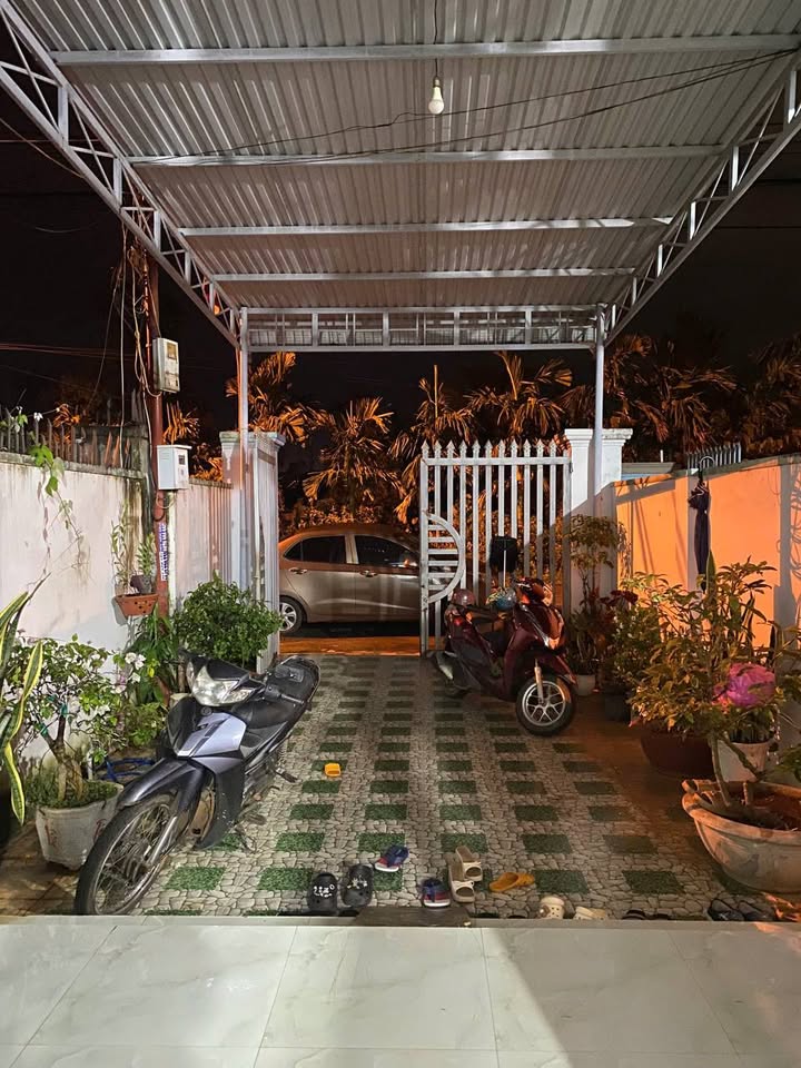 Thuê nhà mặt tiền Nguyễn Trường Tộ Tuy Hòa 4 triệu - Ô tô vào tận sân!