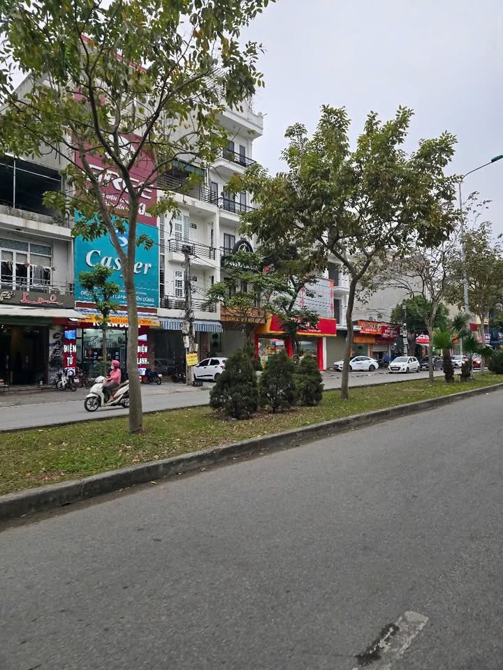 Nhà mặt phố Nguyễn Văn Linh 13 tỷ - Mặt tiền kinh doanh