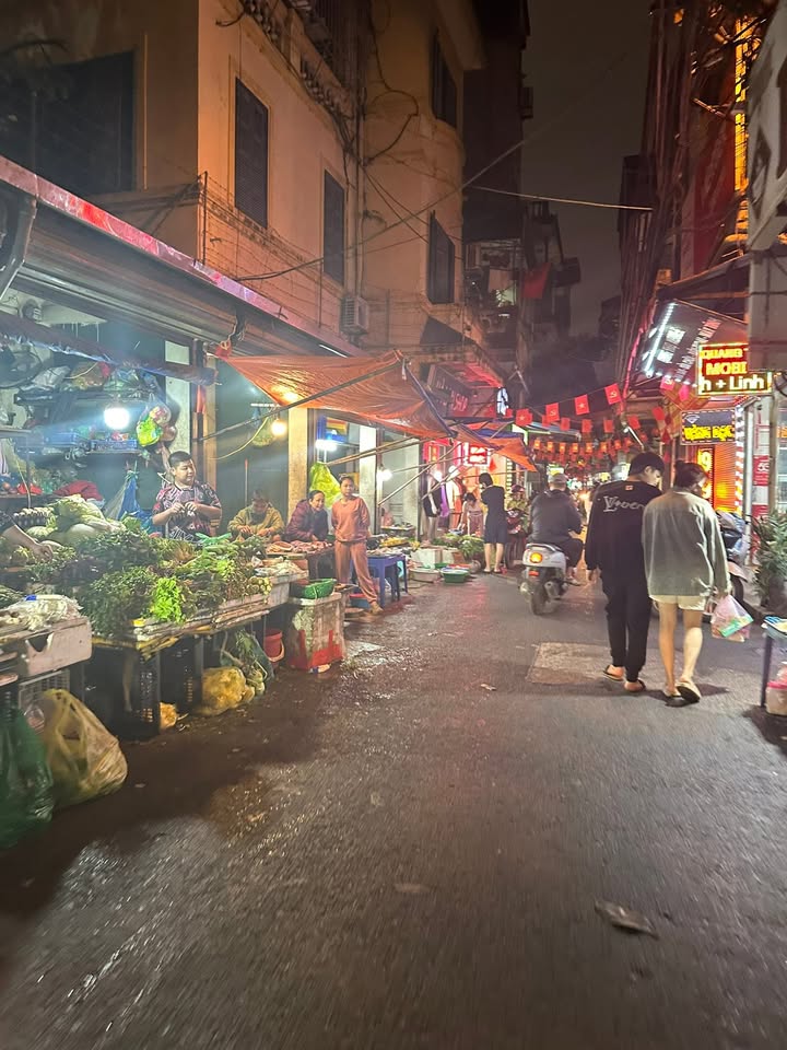 Nhà Phố Chùa Láng 44m² giá 13 tỷ - Mặt tiền kinh doanh sầm uất!