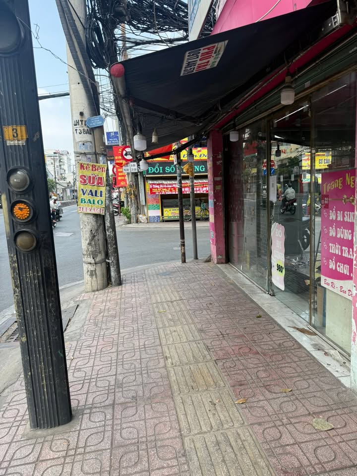 Mặt Bằng Góc 2 Mặt Tiền Q7 - 13 Triệu/Tháng - Sẵn Sàng Kinh Doanh