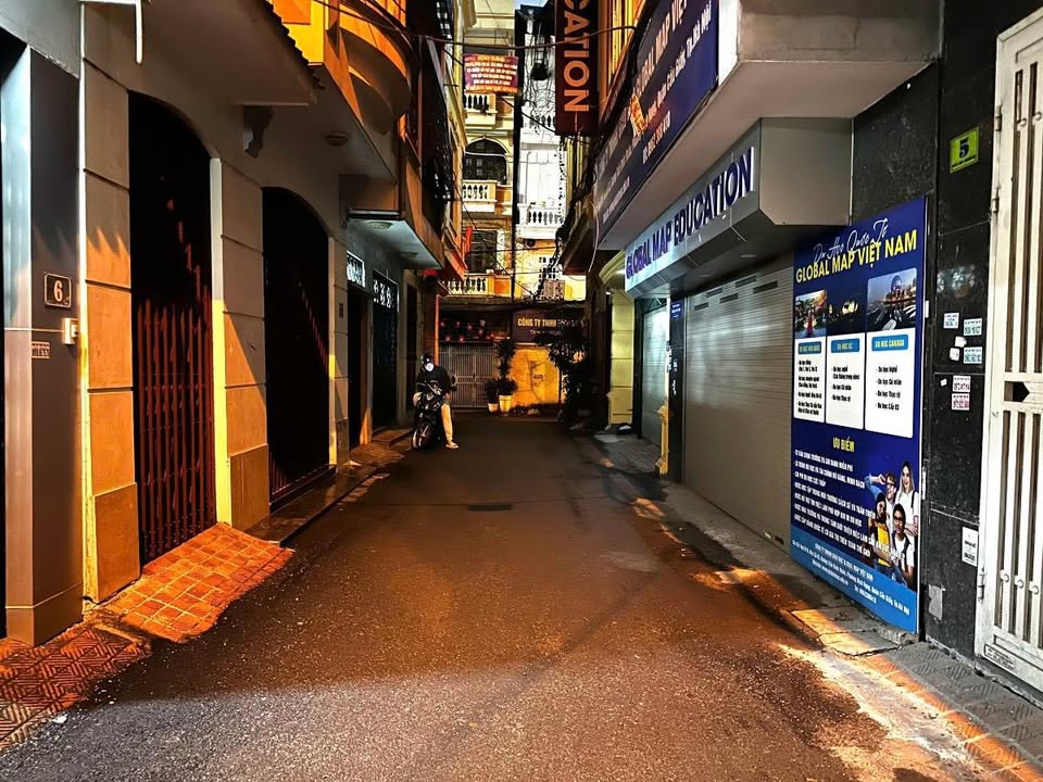 Nhà Phân Lô Trần Quốc Hoàn 50m2 - 5 Tầng, MT 5.6m - Kinh Doanh Đỉnh Cao