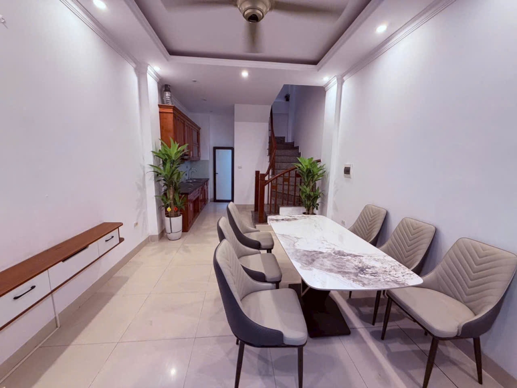 Nhà Thạch Bàn 30m² - 5 Tầng - Sổ Đỏ - Giá Tốt