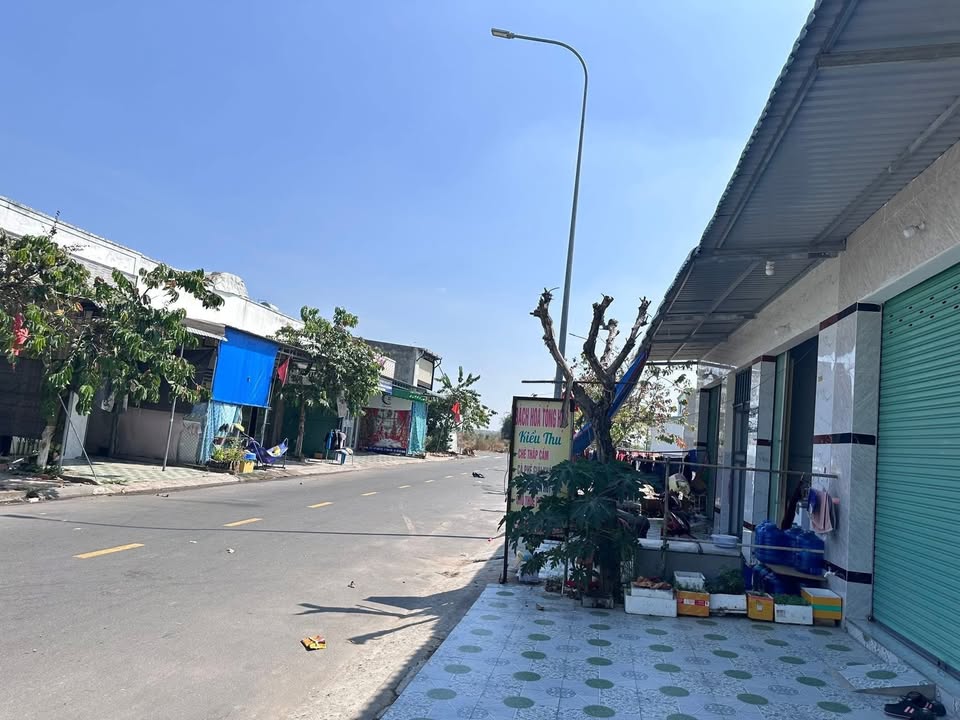 Mặt tiền kinh doanh Vị trí VIsip 2, Thuận An - 300m², 2 kiot, 10 phòng trọ - 5.6 tỷ