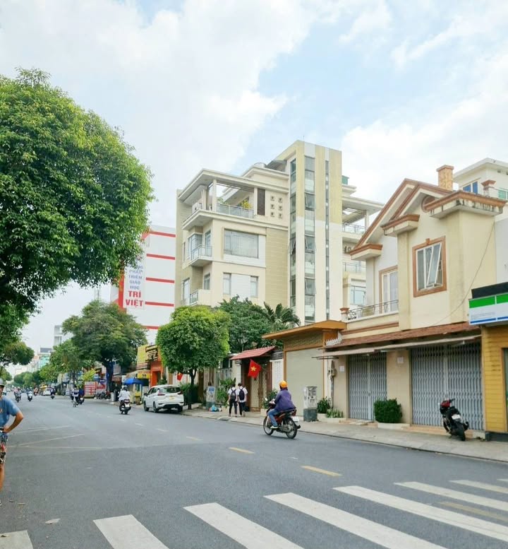 Bán nhà Tân Phú 44m² giá 7 tỷ - Hẻm xe tải, sổ hồng sẵn!