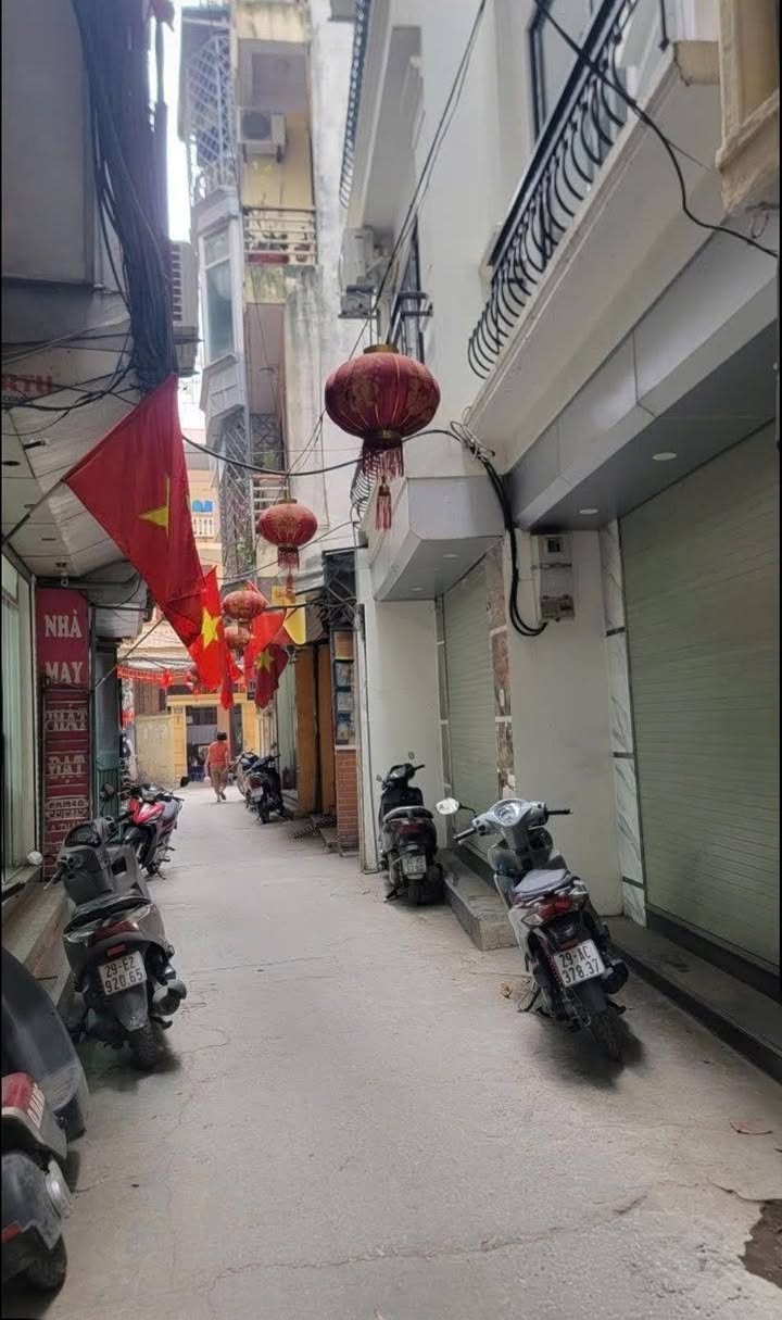 Nhà 5 Tầng Thang Máy Đê La Thành, Đống Đa - Kinh Doanh Sầm Uất 10.8 Tỷ