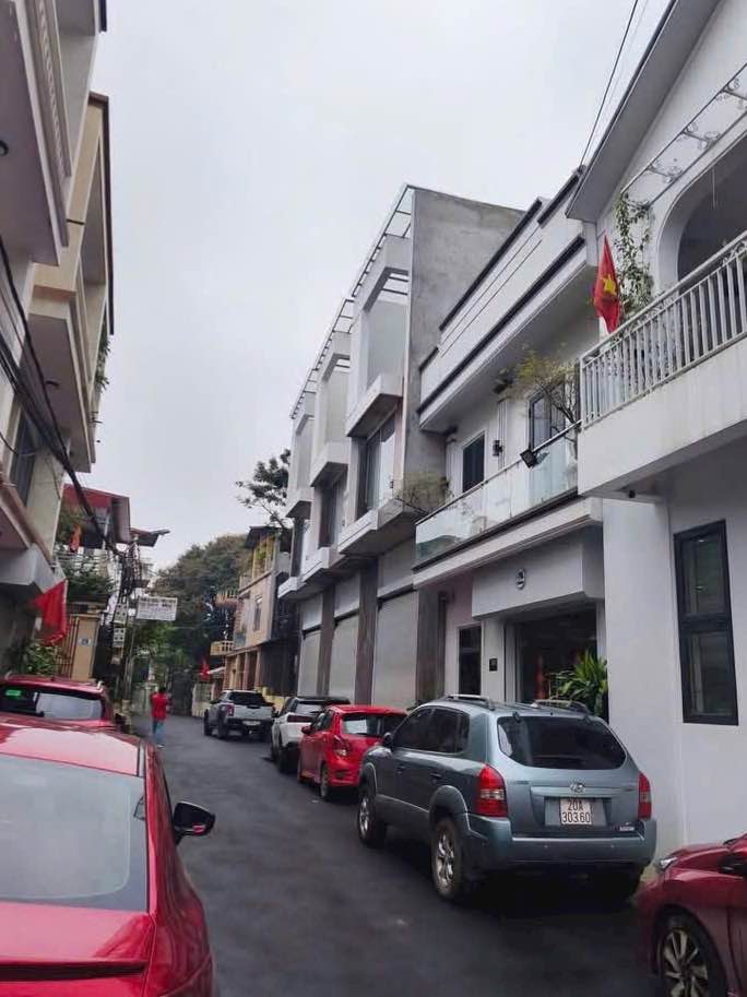 Nhà Phố Kinh Doanh Mặt Tiền Lương Ngọc Quyến, Thái Nguyên - 100m², 3 Tầng Mới