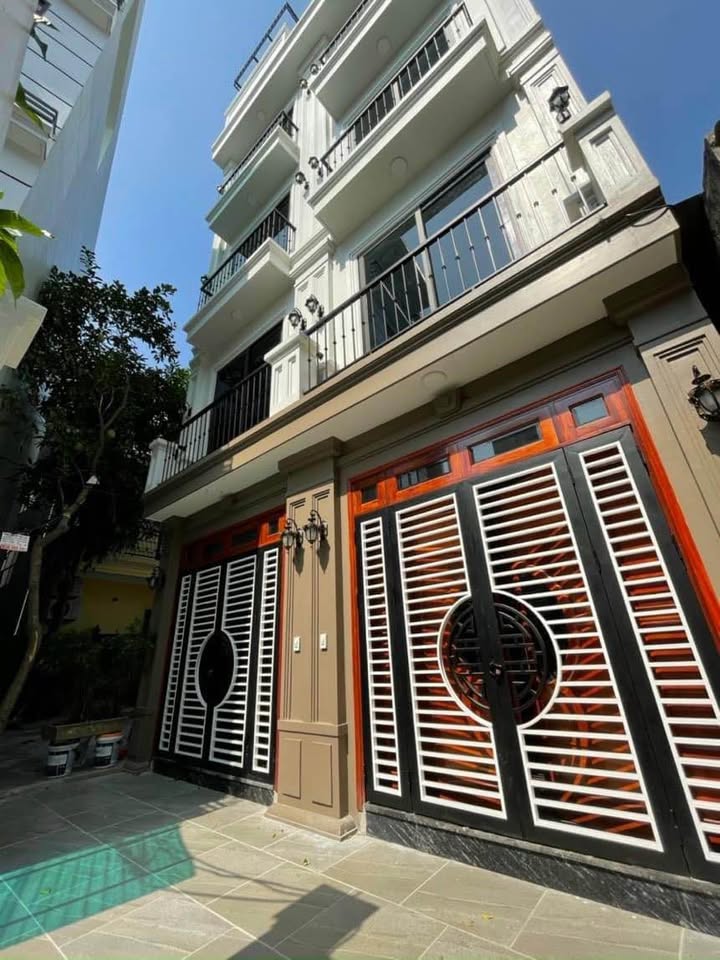 Nhà riêng Long Biên 40m² 5 tầng - Ô tô vào tận nhà, giá tốt!