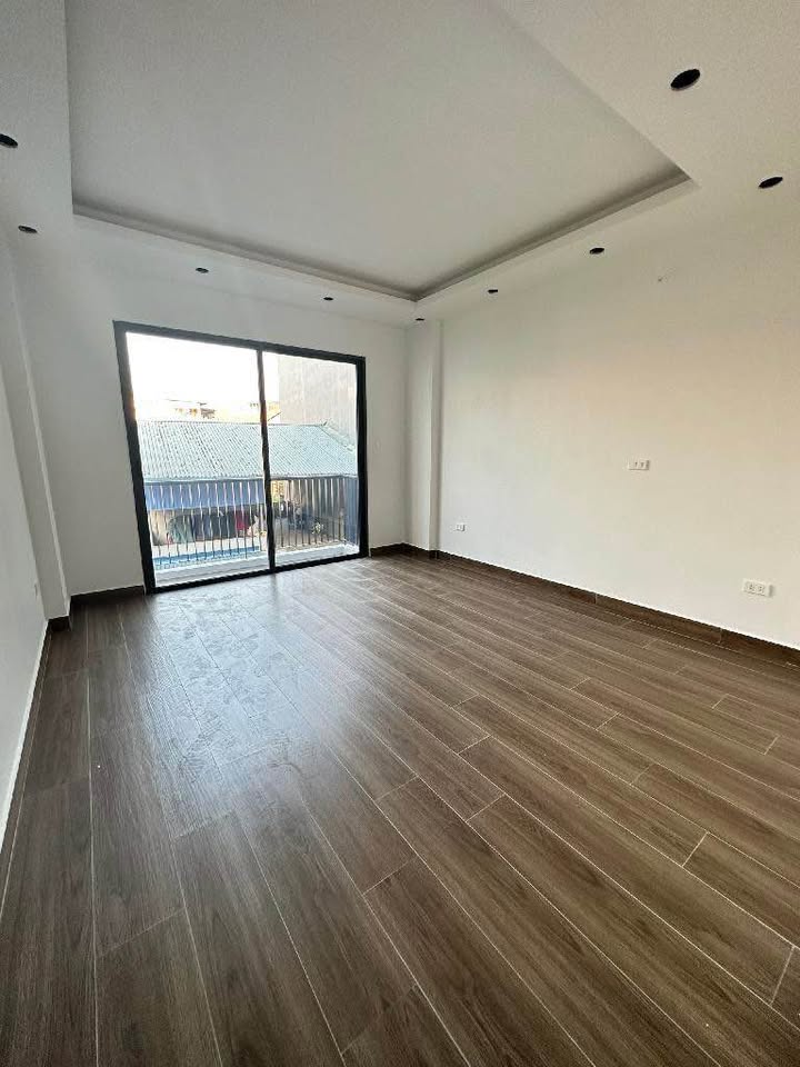 Nhà Long Biên 55m² Ngõ Cổ Linh - Ô tô vào tận nhà, chỉ 5 tỷ!