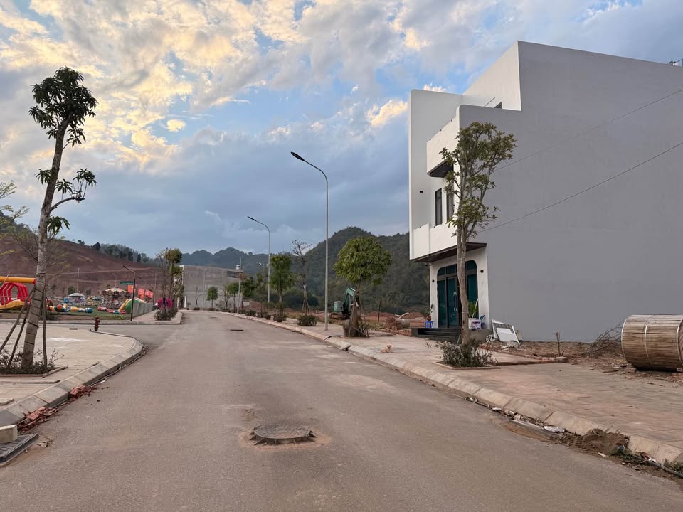 Đất nền 100m² Văn Tiến Dũng, TP. Sơn La - Lô 2, hai mặt tiền, giá 1.x tỷ