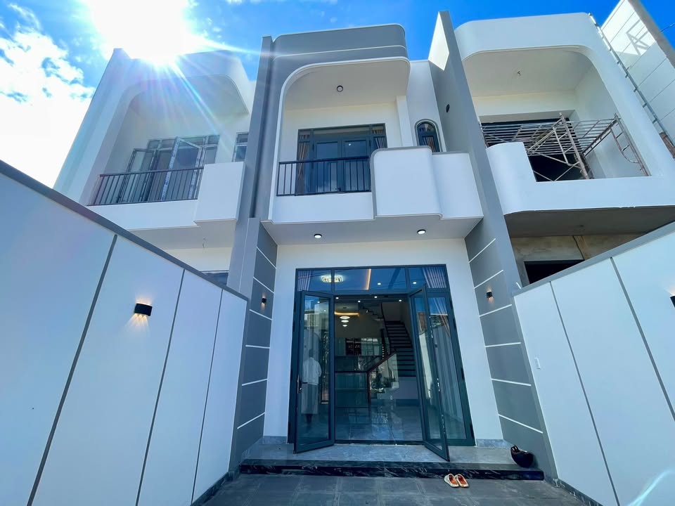 Nhà Phố Hiện Đại 103m² Hẻm An Dương Vương, Pleiku - Sẵn Sàng Dọn Vào Ở!